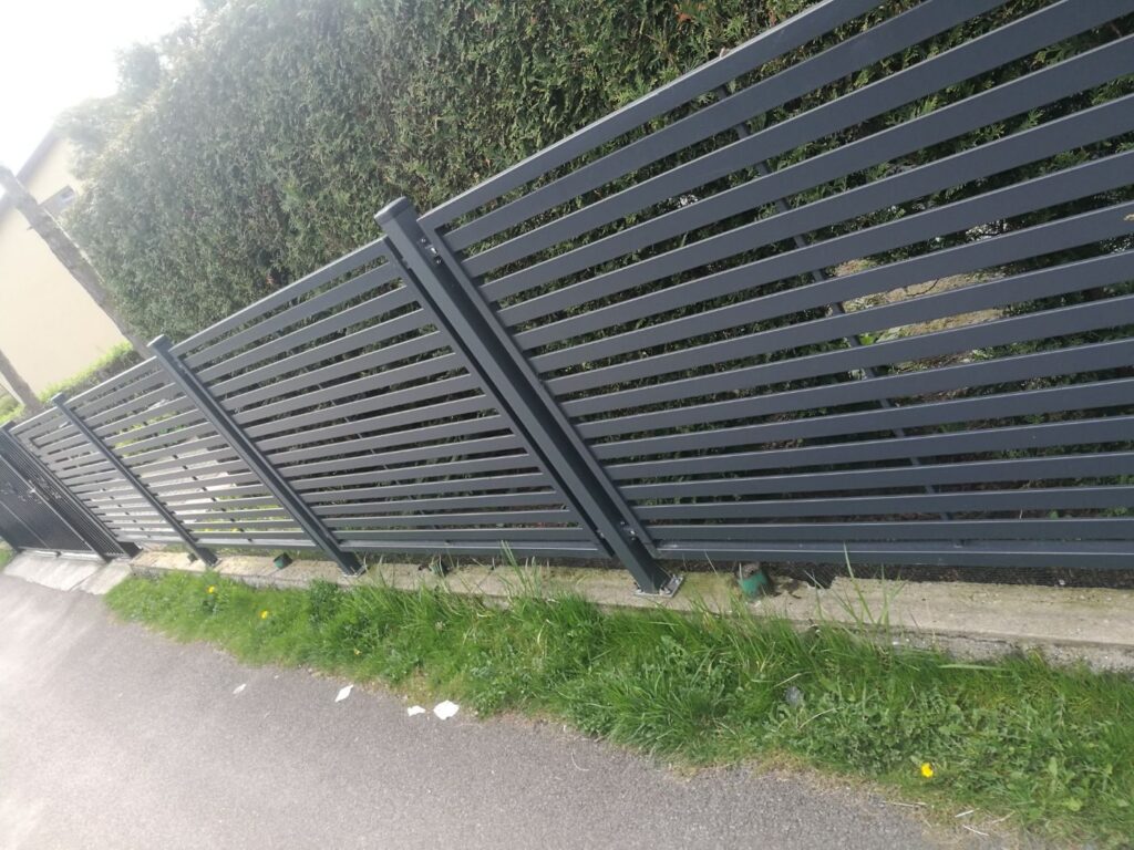 Realizacja ogrodzenia: ogrodzenie palisadowe przy wjeździe