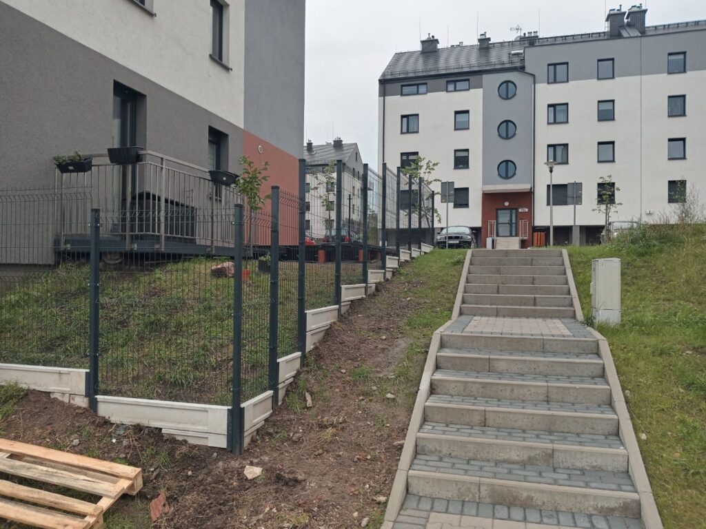 Realizacja ogrodzenia: ogrodzenie panelowe przy budynku