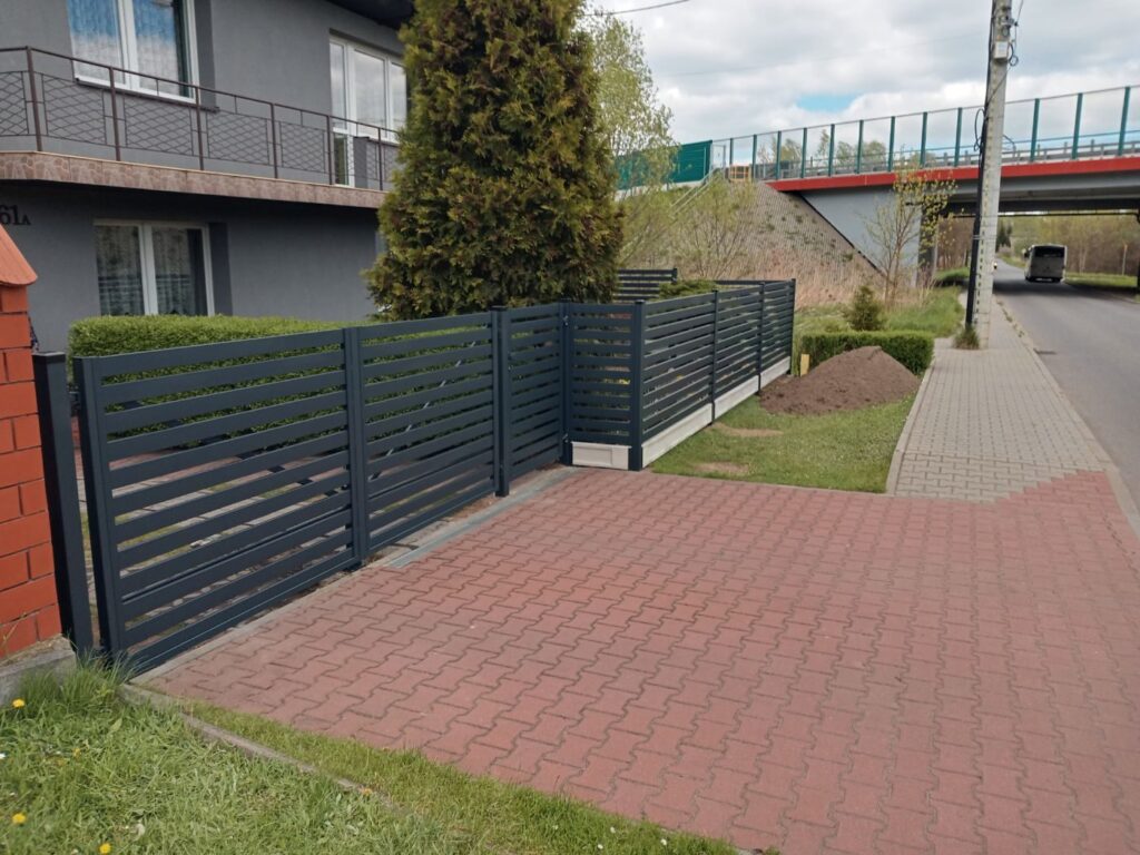 Realizacja ogrodzenia: brama z furtką