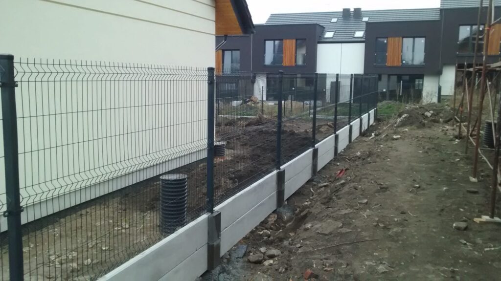 Ogrodzenie panelowe z betonową podmurówką